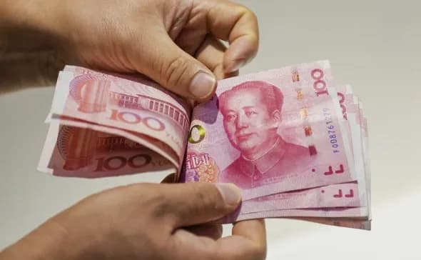 Юань продолжает дешеветь на торгах