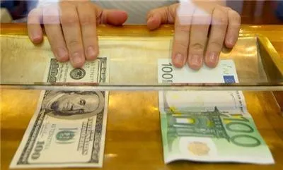 Доллары и евро массово продают.