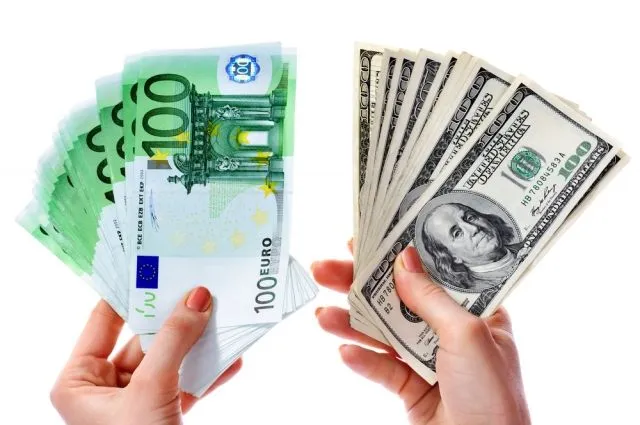 Зачем, при выезде за границу, покупать наличные евро вместо долларов?