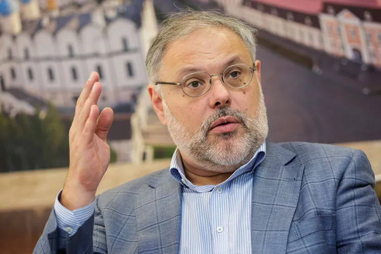Хазин рекомендовал  закупиться золотом.