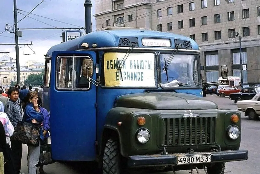 Как меняли валюту в 90-х?