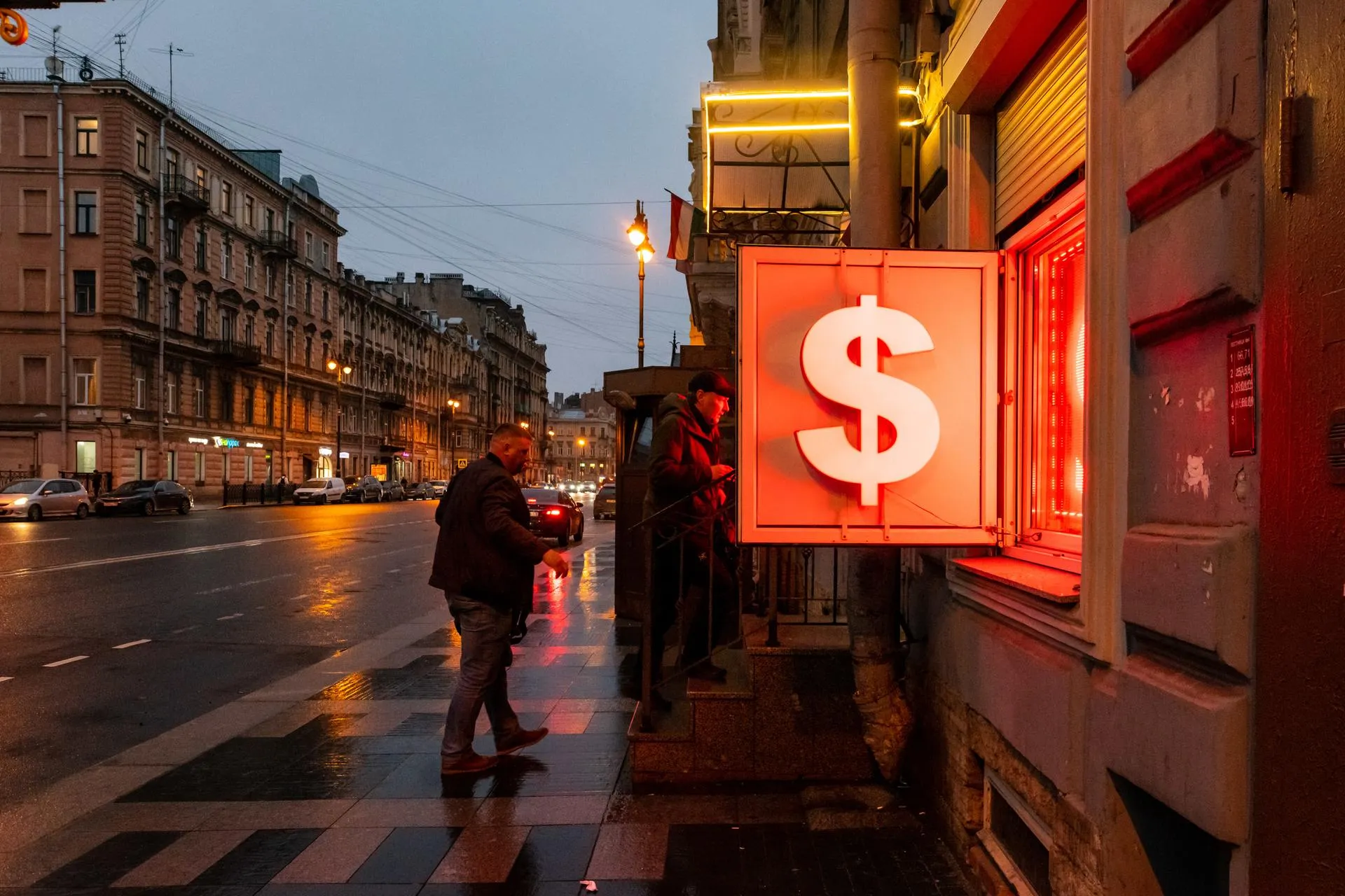 Как обменивать валюту в России в 2025 году?