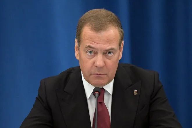 Медведев предрек Макрону «исчезновение» после 14 мая 2027 года.