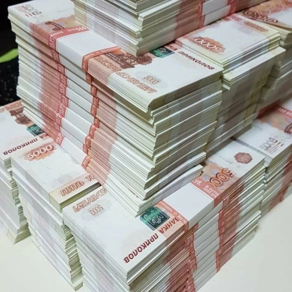 Москвич обменял 300 тысяч долларов на билеты банка приколов.