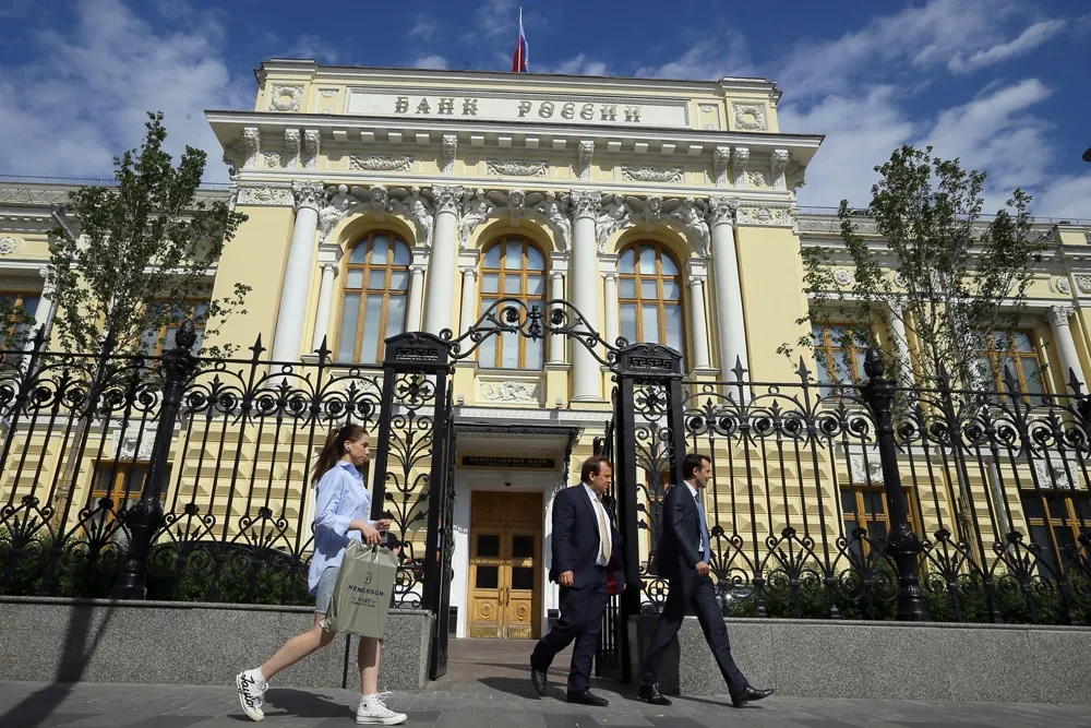 Банк России понизил официальный курс доллара почти на два рубля.