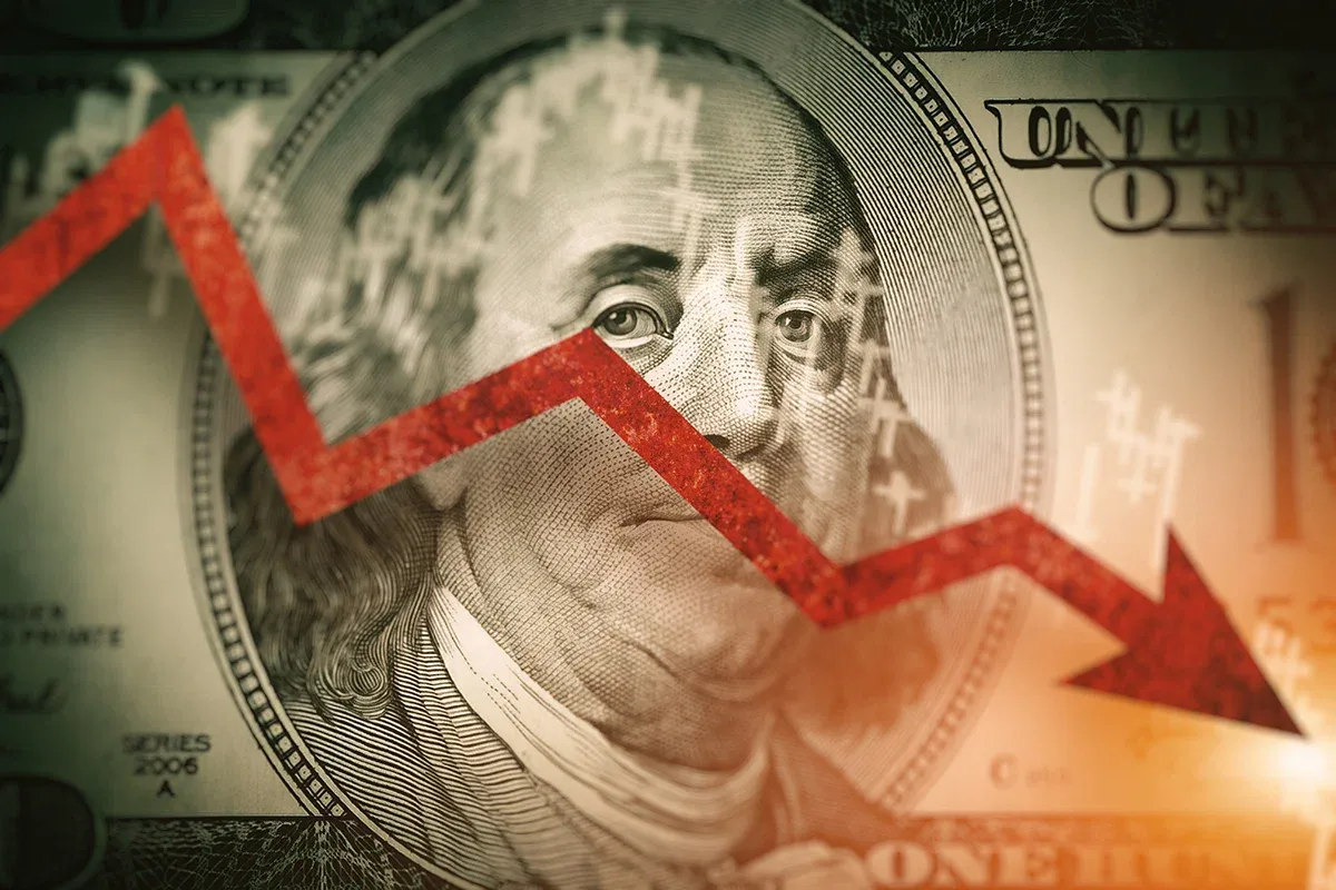 Курс доллара на Forex опустился ниже 85 рублей.