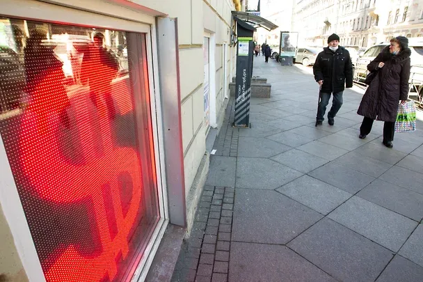 В обменных пунктах и банках заканчиваются доллары нового образца