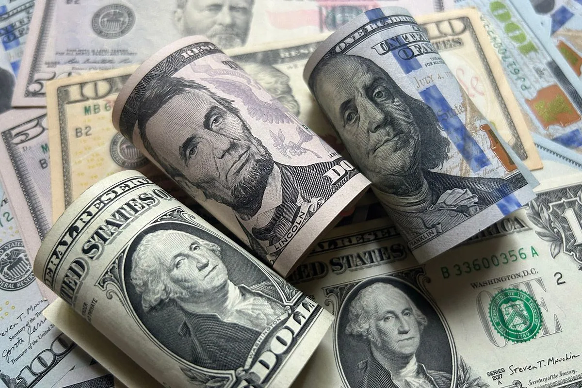 Курсы доллара и евро на сегодня 2 декабря (02.12.2025)