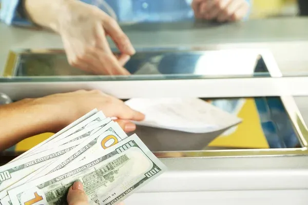 Народ кинется в обменники продавать доллары