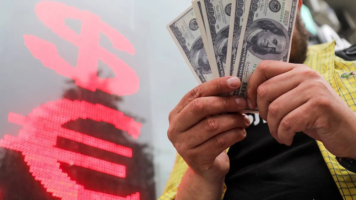 Почему продолжает дешеветь доллар