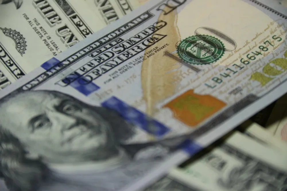 Сбережения россиян в наличной валюте выросли на $1,4 млрд — рекорд с 2022 года
